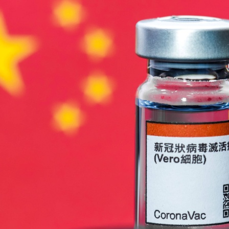 Impfstoff vor chinesischer Flagge (Symbolbild): Auch chinesische Firmen arbeiten an einem Impfstoff gegen Covid-19