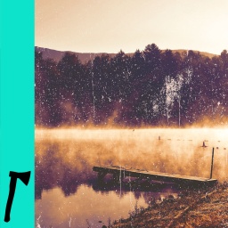 Ein See in Vermont, ein Steg ragt ins neblige Wasser.