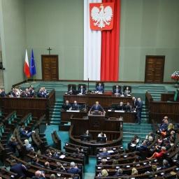 Der polnische Ministerpräsident Donald Tusk (M) hält eine politische Rede vor dem Unterhaus und bittet das Parlament um ein Vertrauensvotum. (Bild: picture alliance/dpa/PAP/Rafal Guz)