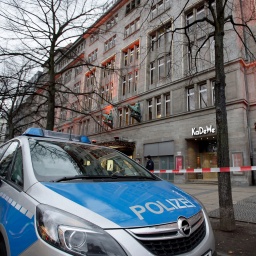 Ein Polizeiwagen steht vor dem abgesperrten Kaufhaus KaDeWe in Berlin am 20.12.2014