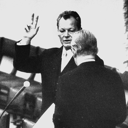 Bundeskanzler Willy Brandt legt nach seiner Wahl vor Bundestagspräsident Kai Uwe von Hassel am 21. Oktober 1969 im Bundestag in Bonn seinen Amtseid ab.