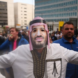 Ein Fan von Newcastle United trägt eine Maske des saudischen Kronprinzen Mohammad Bin Salman. Ein saudischer Staatsfonds übernahm den englischen Traditionsclub im Oktober 2021.