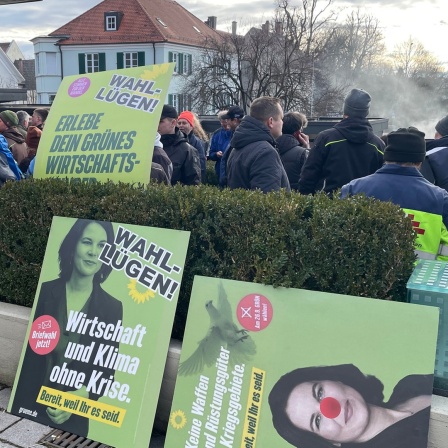 Landwirte protestieren im Vorfeld des politischen Aschermittwochs der Grünen vor der Stadthalle in Biberach.