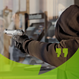 Ein Krimineller zielt mit einer Faustwaffe