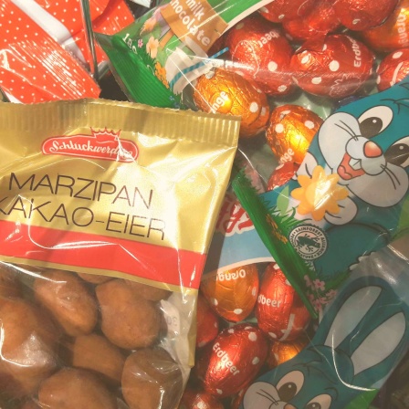 Verschiedene Osterartikel sind abgebildet - unter anderem Schokoeier und Marzipan-Kakao-Eier (Bild: rbb/ Doris Anselm) 