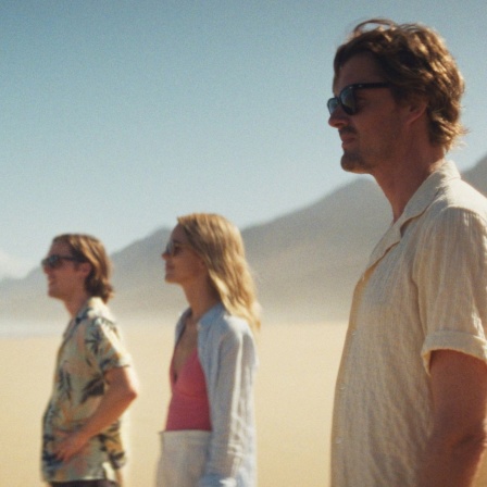  Dylan Torrell (l-r), Jack Farthing, Stacy Martin, Sam Riley in einer Szene des Films "Islands" von Jan Ole Gerster,