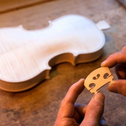 Instrumentenbau: Hölzerne Teile einer Geige.