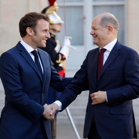 Emmanuel Macron begrüßt Bundeskanzler Olaf Scholz bei seiner Ankunft im Elysee-Palast.