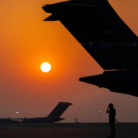 Ein US-Soldat auf einem Rollfeld in Qatar im Rahmen der Operation Allies Refuge im Jahr 2021.