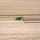 Traktor in Brandenburg sät Saatgut aus
