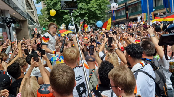 Sportschau Uefa Euro 2024 - Auch In Stuttgart - 'typ Mit Dem Saxophon' Sorgt Für Stimmung