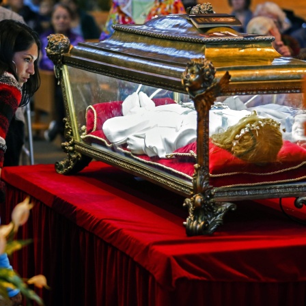 Skelettüberreste, die in einer geformten Figur der Heiligen Maria Goretti eingeschlossen sind.