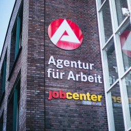 An der Fassade eines roten Backsteingebäudes stehen die Schriftzüge Agentur für Arbeit und Jobcenter Oldenburg.