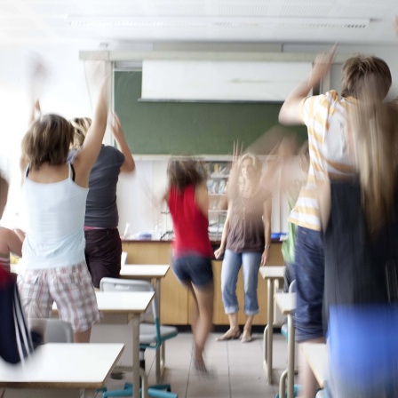 Jubelnde Kinder in einem Klassenzimmer