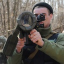 Ukrainische Soldaten studieren ein schwedisches schultergestütztes Waffensystem Carl Gustaf M4 während einer Übung am Stadtrand.