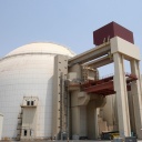 Das Bild zeigt ein Atomkraftwerk von außen.