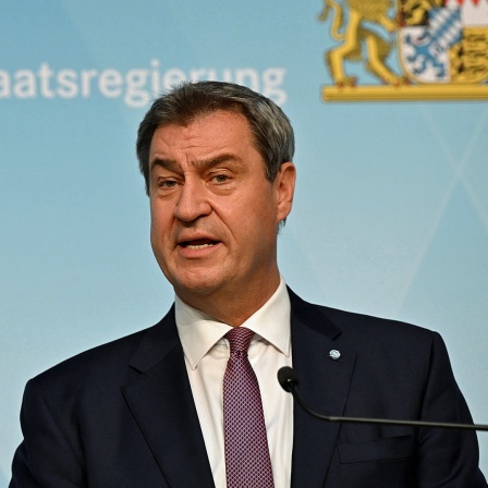 Markus Söder (CSU), Ministerpräsident von Bayern, bei einer Pressekonferenz vor einem Mikrofon.