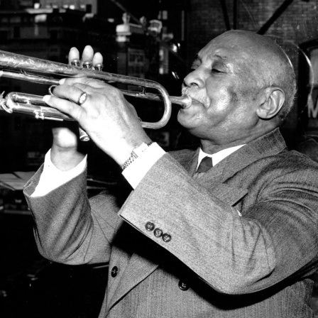 Der Vater des "St. Louis Blues", Trompeter W.C. Handy, sitzt vor einem offenen Fenster und spielt Trompete