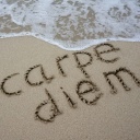 Die Schrift "carpe diem" ist in den Sand am Strand von Cala Mesquida der Gemeinde Capdepera auf Mallorca geschrieben, aufgenommen am 15.08.2015.