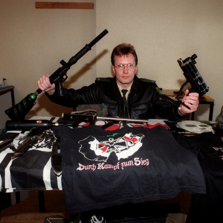 Burghardt Jach zeigt Waffen die bei einer Wehrsportgruppe gefunden wurden.