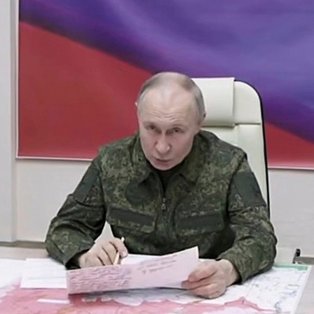 Der russische Präsident Wladimir Putin spricht in einer Videoaufzeichnung während eines Besuchs in einem Militähauptquartier in der Region Kursk.
