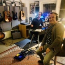 Martin Jones (MJones Band, ehemaliger MDR Kollege, auch Musiker) und hinten Tobias Kluge in seinem Studiokeller, wo sie einen Podcast aufgenommen haben.