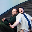 Devid Striesow und Axel Rahnisch sitzen auf einer Treppe, Rahnisch singt.