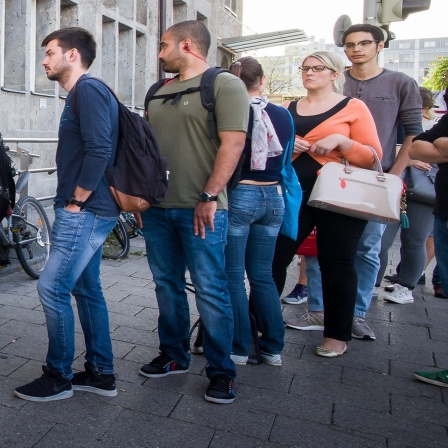 Eine Warteschlange hat sich vor dem Bürgeramt am Münchner Ostbahnhof gebildet. 