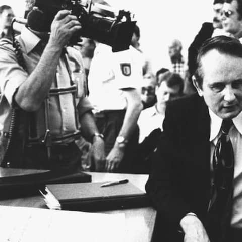 Der Schriftsteller Rolf Hochhuth (l) sitzt mit seinem Anwalt Heinrich Senfft (r) im Landgericht in Stuttgart vor der Urteilsverkündung am 13.7.1978