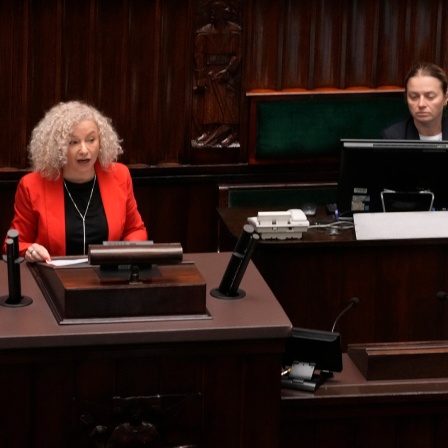Katarzyna Kotula, die Ministerin für Gleichberechtigung, spricht während das polnische Parlament über eine Liberalisierung des Abtreibungsgesetzes debattiert.
