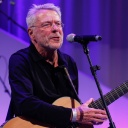 Der Sänger Reinhard Mey tritt am 20.12.2019 bei einem Weihnachtsfest für Obdachlose und Bedürftige in Berlin auf