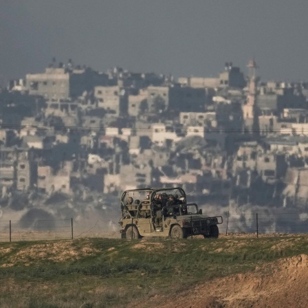 Israelische Soldaten fahren mit einem Militärfahrzeug entlang der Grenze zwischen Israel und dem Gazastreifen im Süden Israels.

