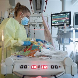 Eine Intensivpflegerin versorgt auf der Kinder-Intensivstation des Olgahospitals des Klinkums Stuttgart einen am Respiratorischen Synzytial-Virus (RS-Virus oder RSV) erkrankten Patienten, der beatmet wird (Bild: picture alliance/dpa)