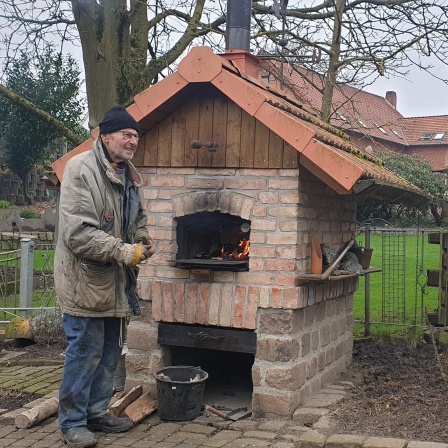 Nachbar Dieter vor dem Ofen im Garten für “Backen ohne Strom”.