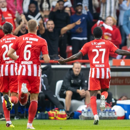 Spieler und Fans von Union Berlin jubeln nach einem Tor gegen Leipzig.