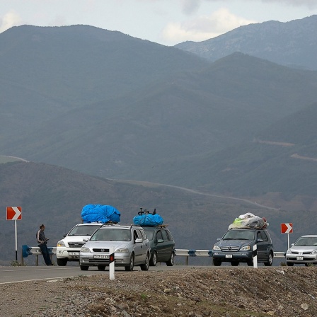 Ein Autokonvoi ethnischer Armenier aus Berg-Karabach bewegt sich nach Kornidzor . 