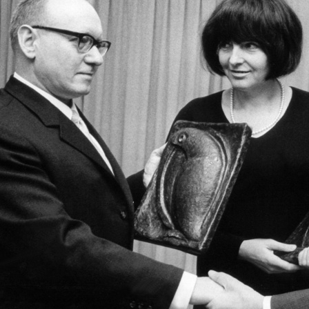 Die österreichischen Schriftsteller Ernst Jandl und Friederike Mayröcker erhalten für ihr Hörspiel "Fünf Mann Menschen" den Hörspielpreis der Kriegsblinden vom Vorsitzenden des Bundes der Kriegsblinden Franz Sonntag (r) am 22. April 1969 in Bon