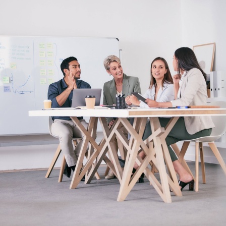 Beschäftigte eines Startups bei einer Sitzung