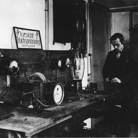 Hochspannungsraum des Rundfunksenders Funkstunde AG im Voxhaus in der Potsdamer Straße in Berlin 1924