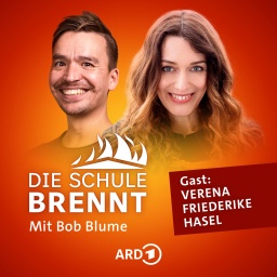 Verena Friederike Hasel und Bob Blume auf dem Podcast-Cover von &#034;Die Schule brennt - Mit Bob Blume&#034;