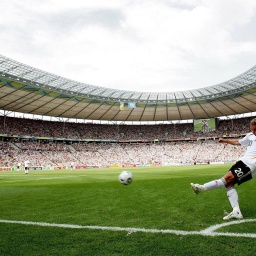 Lukas Podolski (Deutschland) tritt die Ecke im FIFA World Cup Stadium Berlin. Archivfoto