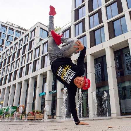 Ein Breakdancer zeigt einen Hand-Freeze