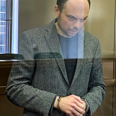 Dieses vom Moskauer Stadtgericht veröffentlichte Foto zeigt Wladimir Kara-Mursa, Oppositionsaktivist aus Russland, der während der Urteilsverkündung in einem Glaskäfig im Gerichtssaal steht.