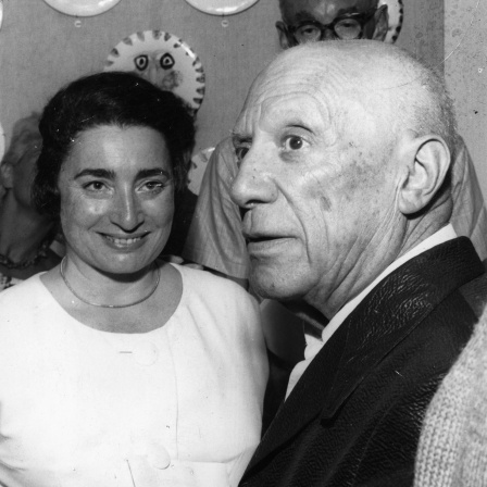 Pablo Picasso (1881 - 1973) mit seiner zweiten Ehefrau Jacqueline Roque im Oktober 1963 in Cannes