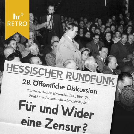 Publikum einer Öffentlichen Veranstaltung des hr. Im Vordergund ist ein Ausschnitt eines Plakates zu sehen, auf dem steht: "Hessischer Rundfunk - 28. Öffentliche Diskussion - Für und Wider eine Zensur?" 