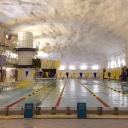 Innenansicht des Schwimmbads Itäkeskus bei Helsinki