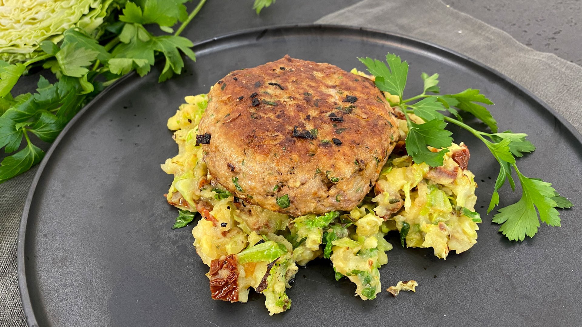 ard-buffet-rezept-wirsing-kartoffelstampf-mit-frikadellen-ard-mediathek