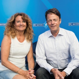 Gabi Fischer und Rudie Cerne auf der Blauen Couch | Bild: BR/Philipp Kimmelzwinger