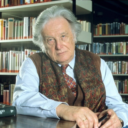 Ralf Giordano (1923 - 2014), Journalit und Schriftsteller, 1998 vor einem Bücherregal sitzend