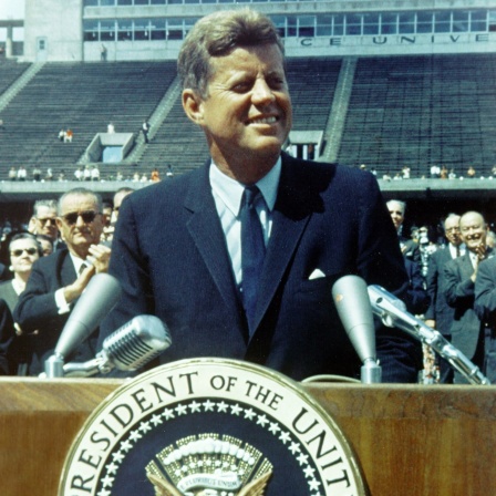 US-Präsident John F Kennedy bei seiner Rede über die Möglichkeiten einer Mondmission im Stadion der Rice University am 12. September 1962